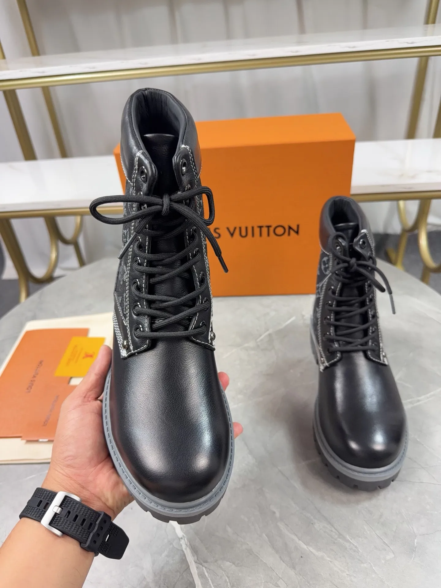 p720🐮🐮2025 top version: couple style LV presbyopia, embossed rhubarb boots, ankle boots, embossed waterproof nubuck cowhide boots, relying on the brand's exquisite craftsmanship to carefully reshape the classic T 6-inch boot shape in Italy to create an American-style autumn and winter men's and women's wear show. The original laces and outsole are exquisitely detailed, and the leather label expresses the cooperation logo. Exquisite packaging at the delivery counter🛍📦 ▪️Fabrics: Original customized imported first-layer cowhide ▪️Inner lining: Original customized leather lining/mesh lining ▪️Outsole: Original molded anti-slip rubber material ▪️Sole thickness: 3.5CM ▪️Size: 35-40 for women and 39-46 for men